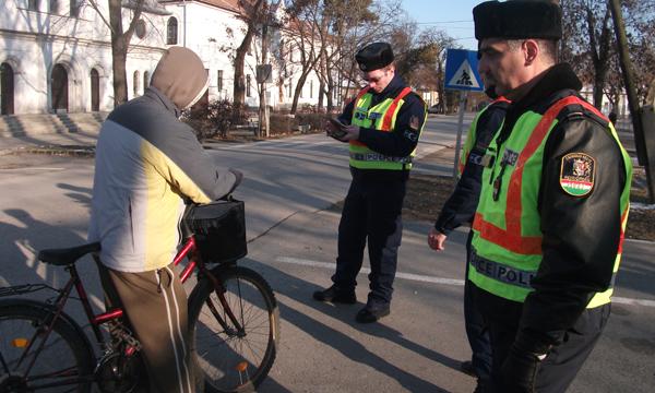 Kerékpárosok ellenőrzése. Szükséges a kerékpár-ellenőrzési akció, mert a bicajosok a közúti közlekedés egyik legvédtelenebb résztvevői, és a közlekedési balesetek gyakori áldozatai.