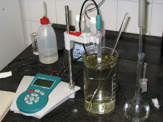 2. Az 500 ml és 1000 ml térfogatú minták ph értékét 1M HCl oldattal ph = 2, ph = 4, és ph = 7-re változtattuk (2. Kép), minden mintából 3-