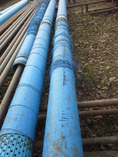 Jobbra a beépíteni kívánt, de ráfúrás közben megsérült PVC tekercselt szűrőcső. A kutak műszakilag kivétel nélkül nagyon jól sikerültek.