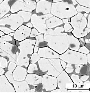 12. ábra: Aluminiumtitanát mikroszerkezete A rendkívüli hősokk állóság a kis hőtágulási együtthatónak és a kis rugalmassági modulusnak a következménye.