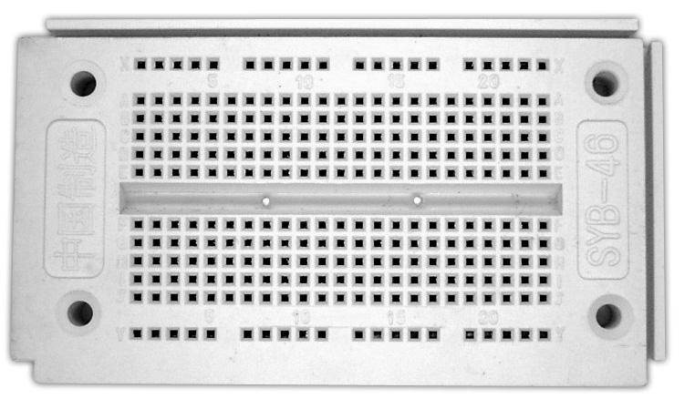 1.1 Dugaszolós felület A kísérleteket egy labor kísérleti kártyán építjük meg. A 2,54 mm raszteres, 270 kontaktusos dugaszoló felület biztosítja az alkatrészek biztos összekötését.