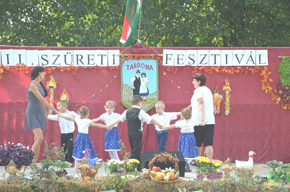 Ezt követően ismerkedtünk a helyszínnel, megcsodáltuk a dekorációkat. Ezután került sor az óvodai csoportok fellépésére.