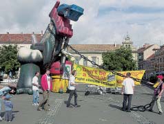 4 2004. szeptember 25. Megjelenik minden szombaton! Verõfényes, ebéd utáni napszakban négy nemzetiség várta színes mûsorral az érdeklõdõket.