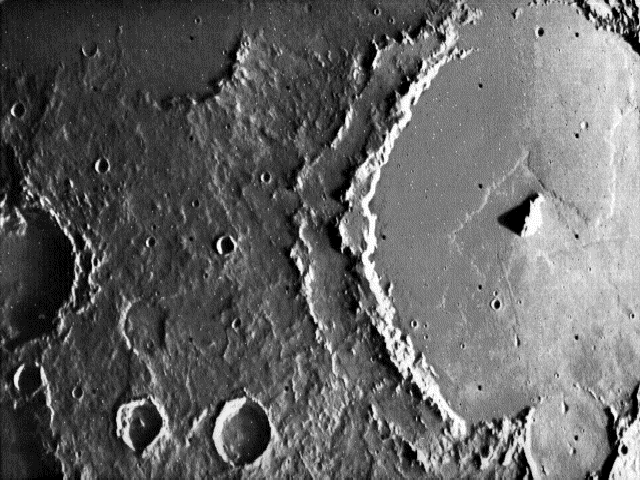 HOLDKRÁTEREK I. A Hold kráterei kisebb égitestek (meteoritok, üstökösök, kisbolygók) becsapódásának eredményei.