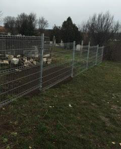 Kerítésépítés November végén, a tél beállta előtti utolsó pillanatban megépült a temető megrongálódott kerítésszakasza.