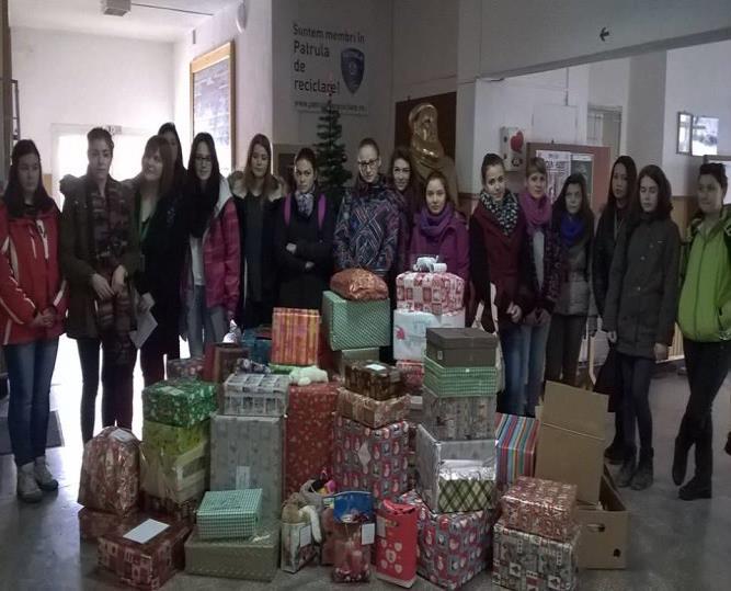 Karácsonyi képeslapszerkesztés az idősekkel Iskolánk önkéntes csoportja eseménydúsan zárta a tavalyi évet.