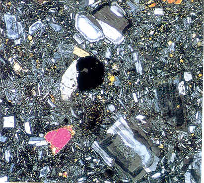 Kőzetalkotó ásványok: Földpátok szételegyedése és zónássága Zónás plagioklász: a