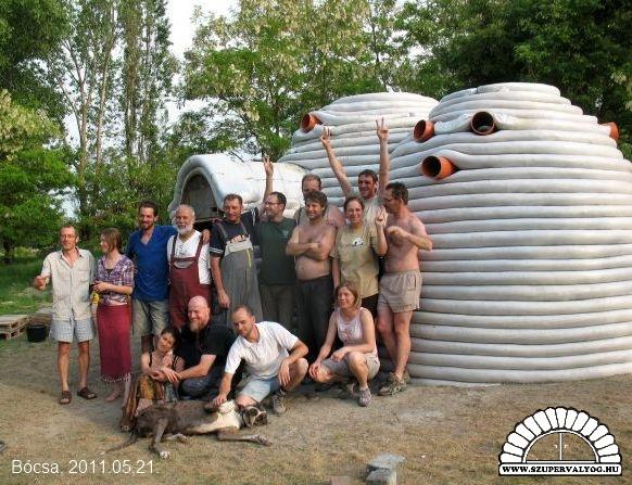 A SZUPERVÁLYOG & PERMAKULTÚRA MŰHELY TÖRTÉNETE 2010 őszén Mónika a Cal-Earth Intézet ösztöndíjasaként részt vett egy kéthónapos képzésen, amely során lehetősége nyílt elsajátítani a szupervályog