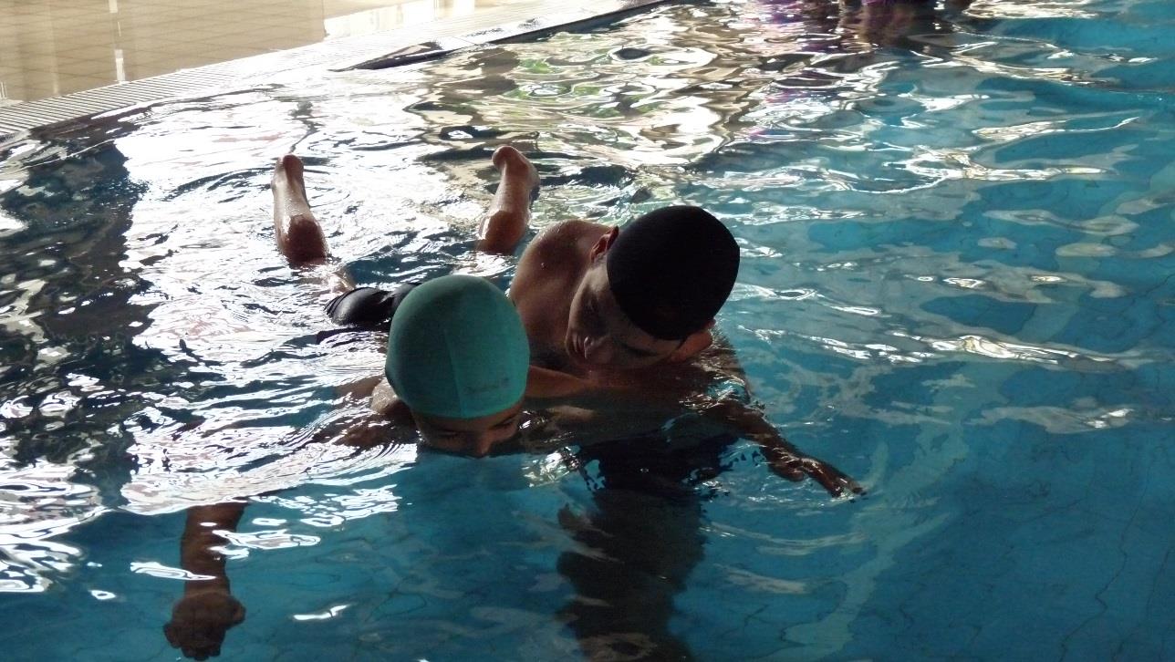 - Vízi csillag hason/háton: A feladatban a gyerekeknek fel kell feküdniük a víz tetejére. A könnyebb egyensúlyozás érdekében a végtagjaikat nyissák ki.