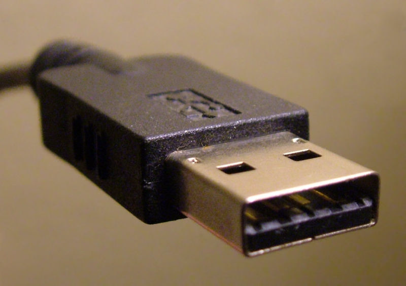 USB busz Informatika alapjai-9 Személyi számítógép (PC) 11/12 Újabban kifejlesztett nagysebességű Univerzális Soros Busz.