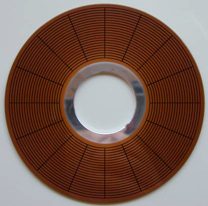 Informatika alapjai-9 Személyi számítógép (PC) 8/12 Hard disk felépítése A Hard disk a kazettás magnóval azonos elven rögzíti az információt, de a mágneses anyag kétoldalasan borított tárcsákon van,
