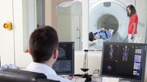 A beteg az orvosi konzultációt követően vénás injekció formájában kapja meg a PET-CT vizsgálathoz szükséges nyomjelző anyagot.