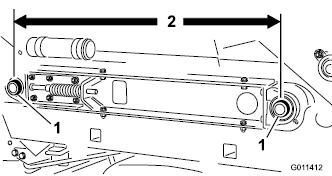 A kihordószalag beállítása Ha a kihordószalag megfelelően van beállítva, minden szorítórugó hosszúságának 4-7/16 inch-nek (112 mm) kell lennie. A kihordószalagot az alábbiak szerint állítsuk be: 1.