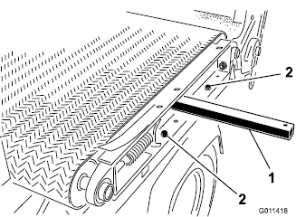 6. Lazítsuk meg a záró csavarokat (2), alátéteket és anyákat a gép minden oldalán, amelyek a tartályt a csúszó részhez rögzítik (34. ábra).