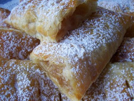 Forró almástáska / Snöcy receptje alapján 1/2 kg leveles tészta, 1 kg alma, 1 csomag vaniliás pudingpor, 8 dkg cukor, 1 csomag vaniliáscukor, fahéj Az almát megpucoljuk,lereszeljük és megszórjuk a