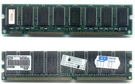 Memóriák központi memória 64 bites adatút 168 és 184 érintkezős DIMM-ek (Dual Inline Memory