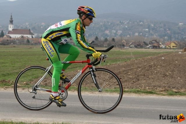 19 Miért veszélyes a lejtőn felgyorsult kerékpárt csak az első keréknél fékezni?