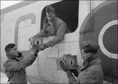 Galambok a repülőgépeken Minden RAF bombázó és felderítő repülőgépen általában két galambot vitt magával a legénység, arra az esetre, ha szükségessé vált, hogy a gép helyzetének koordinátáival