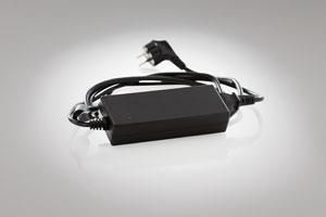 1127-00 Akkumulátor töltő a Travel 503 és 1003 modellhez 40 W Travel 503/1003 motoroknál használt 320 Wh/532,8 Wh akkuknál a töltési idő