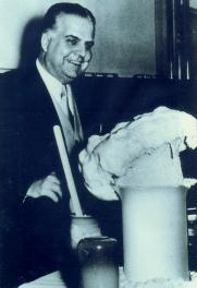 Alkímia ma 2012 január 26 29 POLIURETÁNOK 1934: a Bayer leverkuseni Központi Kutatólaboratóriumának vezetője (31 éves) 1937: a poliuretánkémia felfedezése Prof Otto Bayer