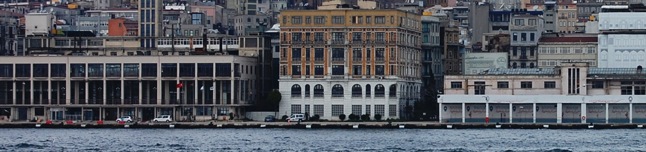 Az épülethez - akárcsak Bardonék tervében torony csatlakozik, melyen azonban Atatürk szobra helyett egy óra található.