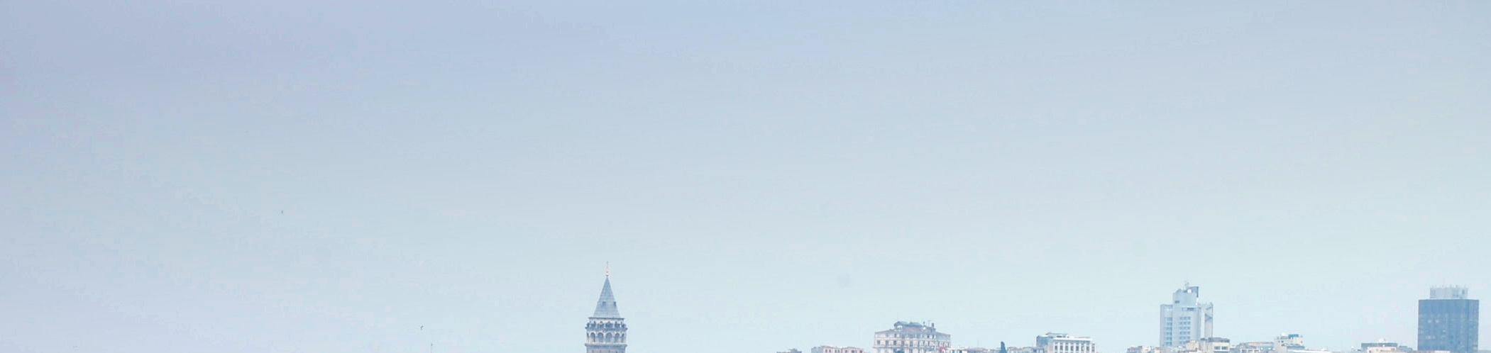 Architectura Hungariae Vol.14. (2015) No.1. 15. kép. Rebii Gorbon: Yalı jeligéjű pályatervének helyszínrajza és földszinti, első és második szinti alaprajzai, metszete. (Mimar. Vol. 7.