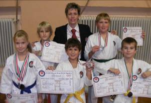 8 Á G F A L V I K R Ó N I K A 2 0 0 9. D E C E M B E R ORSZÁGOS KARATE BAJNOKAINK 2009. október 24-én került megrendezésre Zalaegerszegen az A.J.K.A Shotokan Karate-Do Szövetség országos bajnoksága.