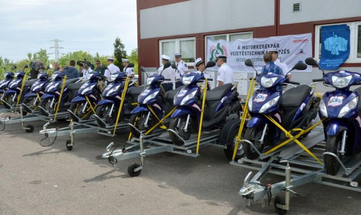 feladatként kerül végrehajtásra a SuliMoped program, mely 1000