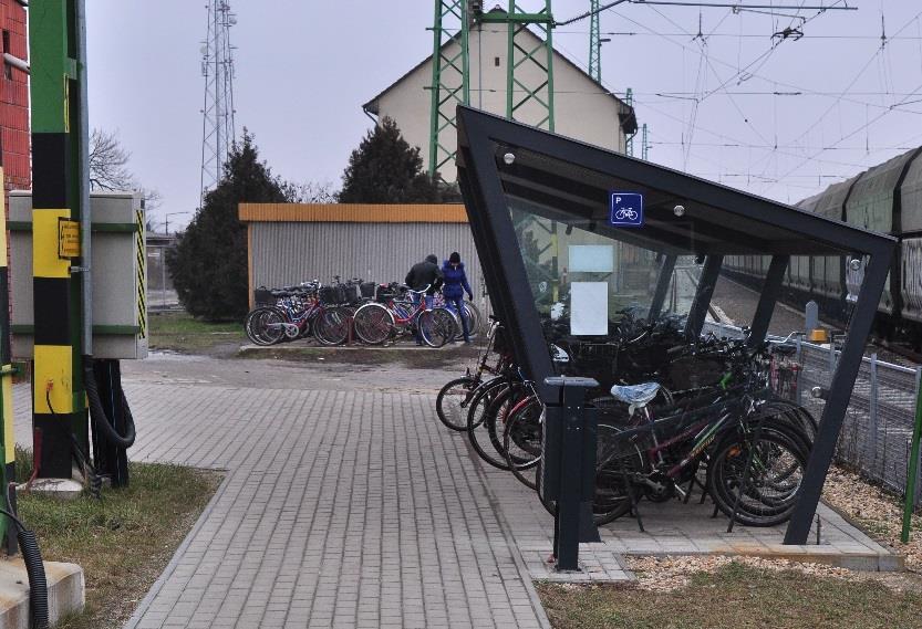 MUNKARÉSZEK 133 Modern, megfelelő kialakítású kerékpárparkoló a vasútállomáson 1.15.7 Gyalogos közlekedés A városban a kiépített gyalogjárdák összes hossza közel 131 km.