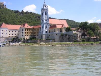 L A S S U L Ó, M É L T Ó S Á G T E L J E S F O L Y A M Hegyek, várak és történelmi városok között hömpölyög a Duna az osztrák szakaszon.