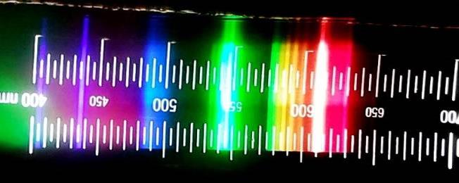 KÍSÉRLETEK, MÉRÉSEK és BEMUTATÓK Spektroszkópia, 2. Egyetem/Kutató: Optikai spektrométer (rács + digikamera, Ocean) Egyéb források: LED, lézer. Kis és nagy nyomású Na-gőz: önabszorpció, R-vonal.