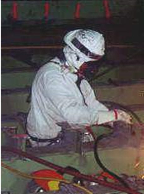 Személyi védőfelszerelések Használják, ha a Cr(VI) veszélye fennáll, vagy valószínű, a bőrre vagy a szembe kerülve Vegyen le minden PPE-t, ha a műszak vagy a feladat befejeződött Ne távolítsa el a
