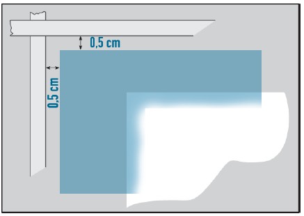 1: Ragassza fel ismét a sárga ragasztószalagot a falra, most egy pontosan 0.5 cm-es távolságot mérjen ki a mágnesfesték széle körül.(lásd az ábrát).