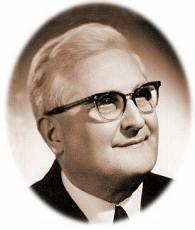 MÉRFÖLDKÖVEK A MAGYAR INFORMATIKA TÖRTÉNETÉBEN KALMÁR LÁSZLÓ (1905-1976) Kalmár László, a szegedi JATE matematikai logika professzora már 1955-ben foglalkozott egy jelfogós logikai gép tervezésével,