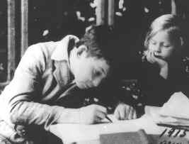 ELSŐ GENERÁCIÓS SZÁMÍTÓGÉPEK NEUMANN JÁNOS (1903-1957) 1909 és 1913 között járt elemi iskolába. 1913-tól a fasori főgimnáziumban tanult tovább.