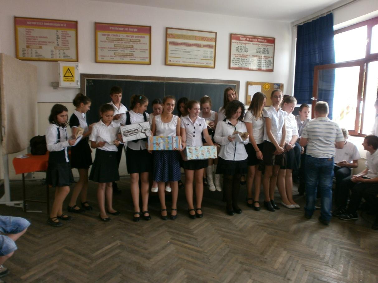 Ezután mentünk Szovátára, ahol meglátogattuk a 7.-es gyerekeket. Nagyon kedvesek voltak, egy néptánc előadással fogadtak minket. Később közösen énekeltük az ismert népdalokat.