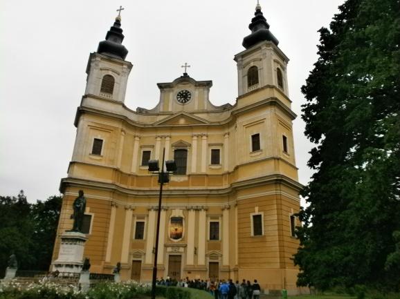 1. nap Abony, Nagyvárad, Tordatúr Hétfő reggel korán indultunk el a Gyulai Gaál Miklós Általános Iskola elől 45 boldog, szerencsés diák és 5 kísérő tanár néni.