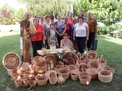 Duna-Tisza közi Népművészeti Egyesület Fazekas tábor volt Kalocsán... Szalma- és kosárfonó táborban Tiszaalpáron... Hímző alkotótábor, Nagykőrös... Nagykőrösi alkotóházunkban, a fafaragó táborban.