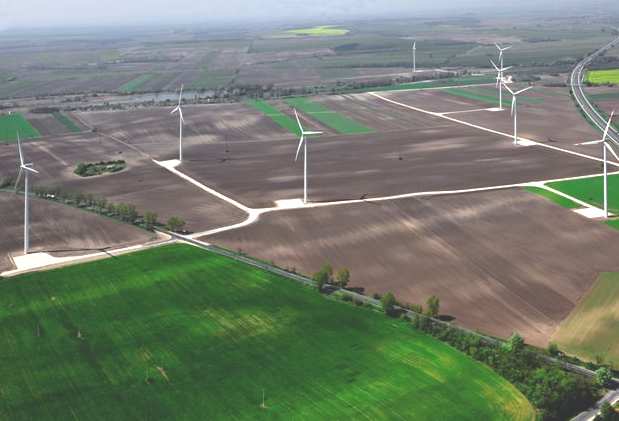 296 11.32. ábra Mezőgazdasági területen létesült szélerőműpark Forrás: MSZIT.