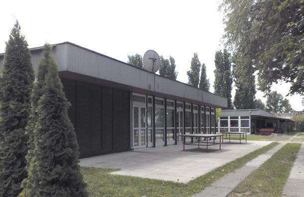 A munkálatokról Gál Tibort, a Diákközpont üzemeltetési vezetőjét kérdeztük. Gál Tibor elmondta, hogy az idei évet megelőzően 2002-2003-ban történt komolyabb felújítás a létesítmény területén.
