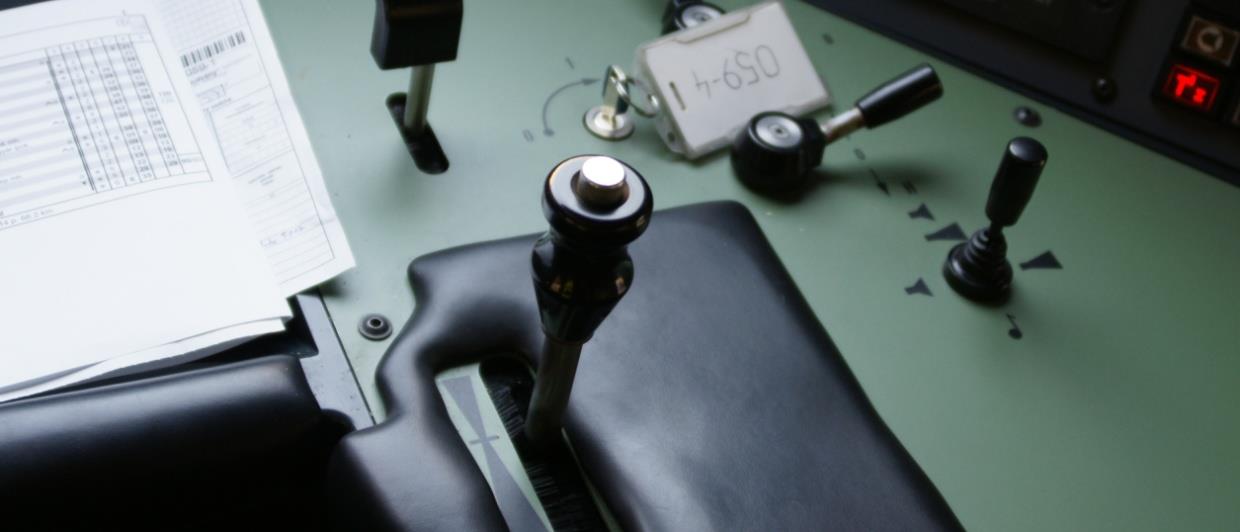 1.7.1 A motorvonat üzemi fékberendezésének sajátossága 2015-0302-5 A motorvonat elsődleges fékberendezése a mozdonyvezető jobb keze mellett elhelyezkedő Menet- / Fékkarral működtetett villamos