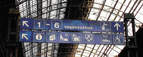 A másik feltétel az, hogy csak olyan kiinduló állomásról lehet elektronikus jegyet váltani, ahol van olyan berendezés (kioszk), amely jegyet nyomtat a megadott 10 jegyű kód megadása alapján.