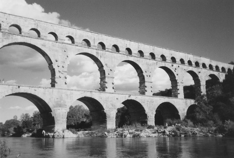 BOLTÍVEK Eldaio Dieste, Atlantida templom (www) Római-kori vízvezeték, Nimes (www) A kezdetleges áthidalások fagerendákkal, kőtömbökkel majd kőgerendákkal készültek a történeti idők kezdetén.