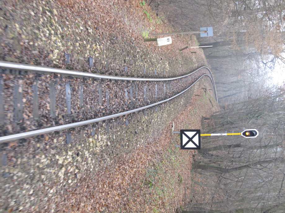 Összefüggések a fényjelzők jelzései között Fényjelzők és jelzéseik Be és kijárat egyenes irányba a vonat az állomáson áthalad VÁLTÓJELZŐ A váltó a gyök felől haladó menet részére egyenes irányba áll.