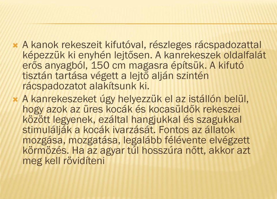A kifutó tisztán tartása végett a lejtő alján szintén rácspadozatot alakítsunk ki.