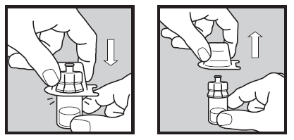 Húzza le az injekciós üveg adapter védőlapját, de ne vegye ki az adaptert. Tartsa az injekciós üveget a dugóval felfelé.