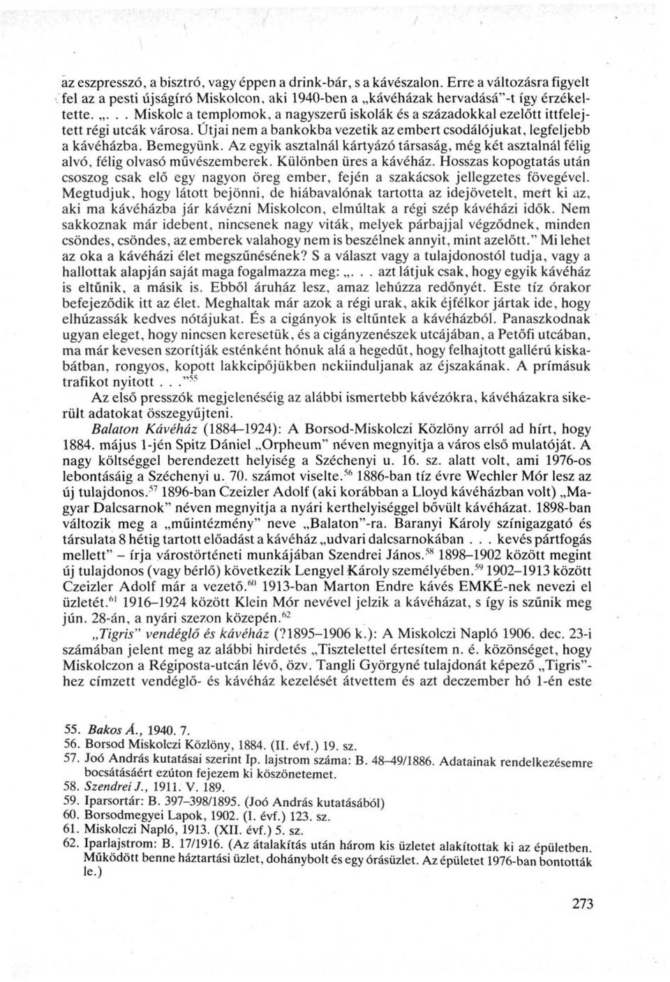 Az egyik asztalnál kártyázó társaság, még két asztalnál félig alvó, félig olvasó művészemberek. Különben üres a kávéház.