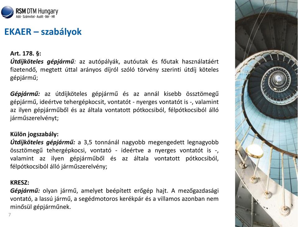 az annál kisebb össztömegű gépjármű, ideértve tehergépkocsit, vontatót - nyerges vontatót is -, valamint az ilyen gépjárműből és az általa vontatott pótkocsiból, félpótkocsiból álló járműszerelvényt;