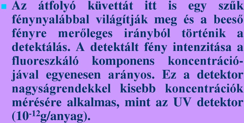 A detektált fény intenzitása a fluoreszkáló komponens koncentrációjával