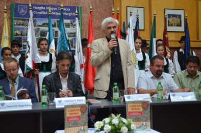 - a tanácstermek arculati gondozása - întreținerea şi conservarea imaginii vizuale ale sălilor de şedință - Hargita Megye Tanácsa, az alárendelt intézmények és közszolgálatok megfelelő arculati